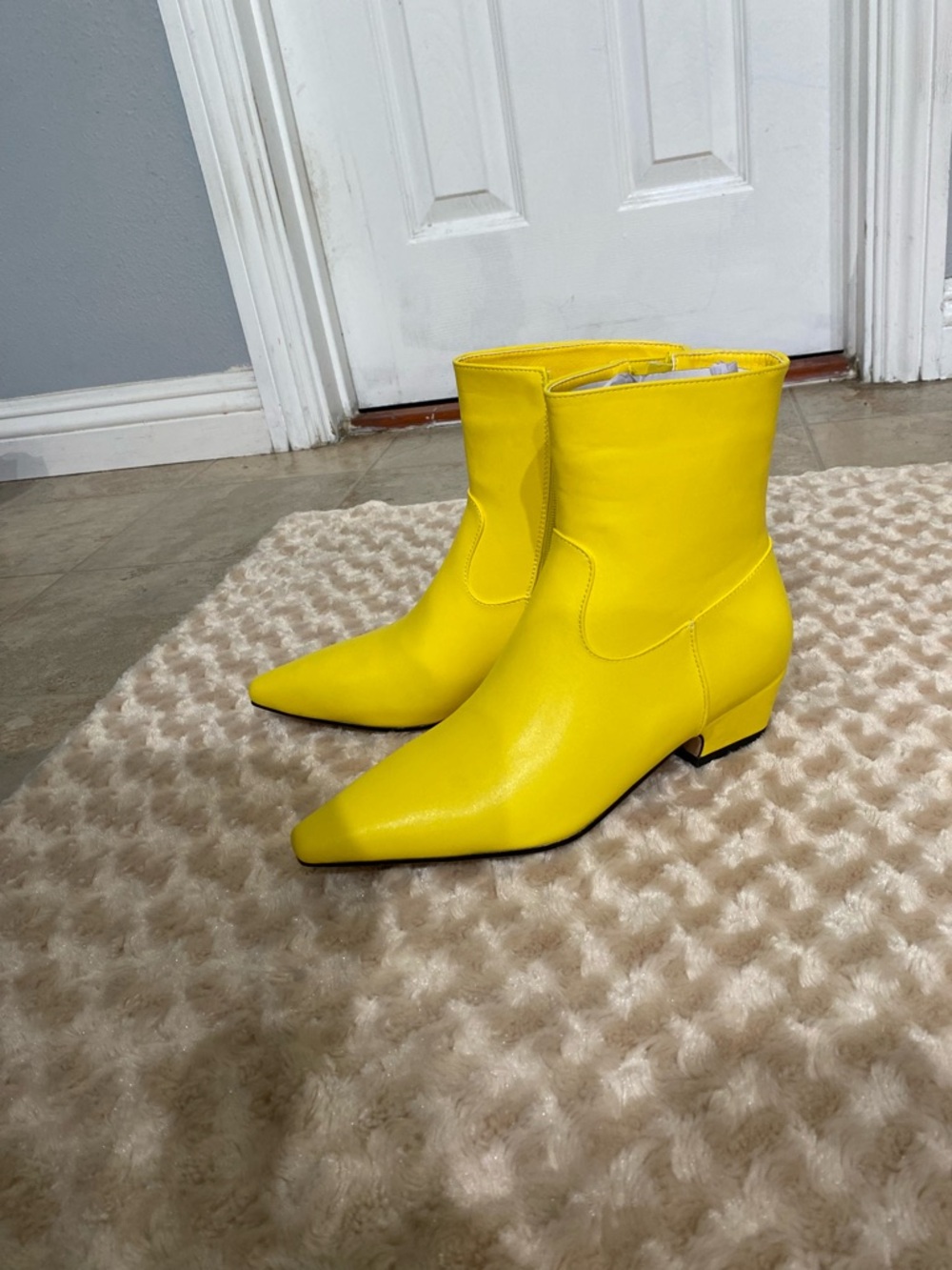 New Women size 7 Vibrant yellow ankle boots feature a sharp pointed toe,